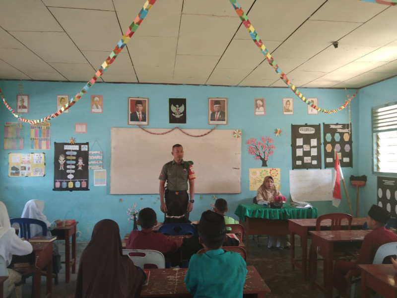 Tanamkan Nilai Pancasila Kepada Pelajar, Kopda Ricko Sambangi Sekolah