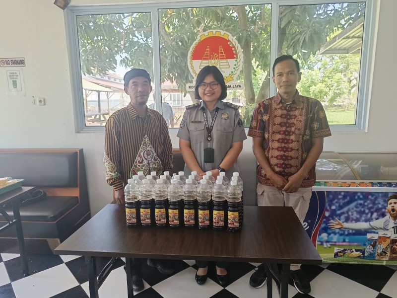 Ketua Pujakesuma Dumai Sambangi Kantor Imigrasi, Kenalkan Madu Murni UMKM Lokal