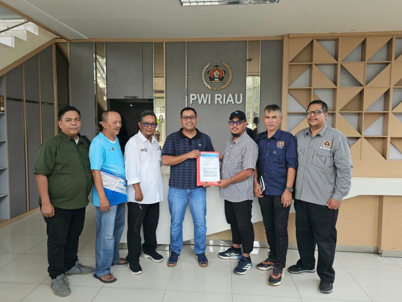 Verifikasi Kota Selesai, Panitia Serahkan Berkas Bambang Prayetno ke PWI Provinsi