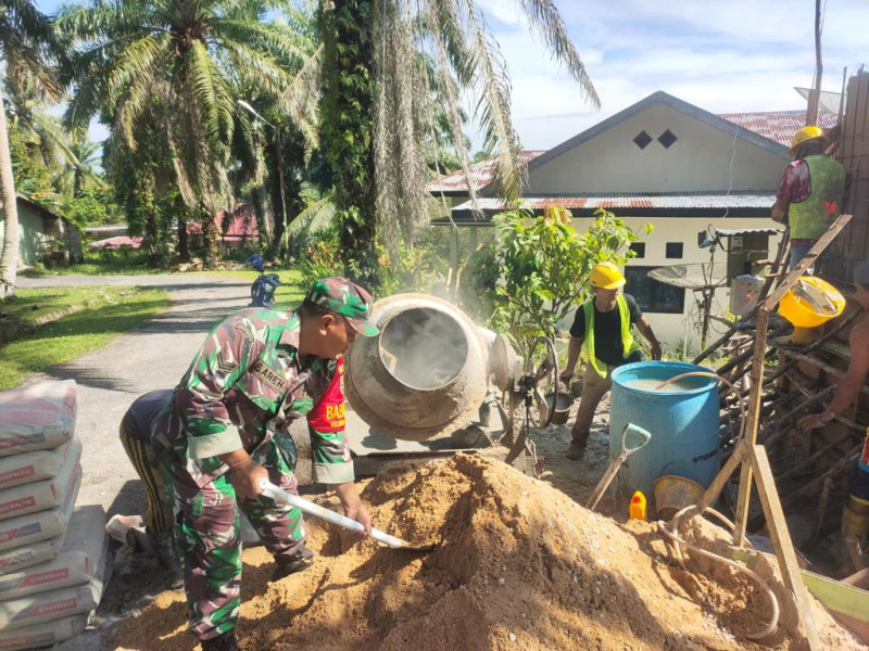 Sertu Sareh Laksanakan Gotong Royong Bangun Bak Penampungan Air