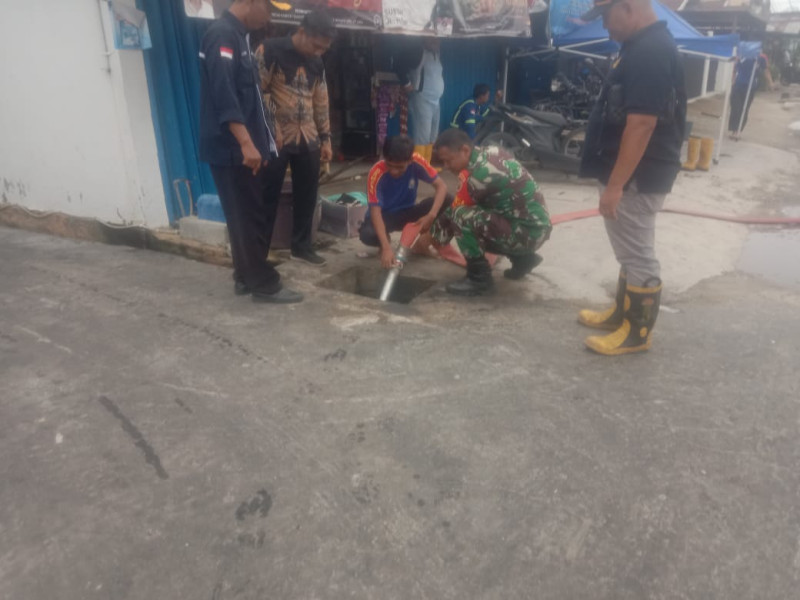 Tanggap Banjir, Babinsa Koramil 01/Dumai Bersama Warga dan BPBD Bersihkan Drainase di Buluh Kasap