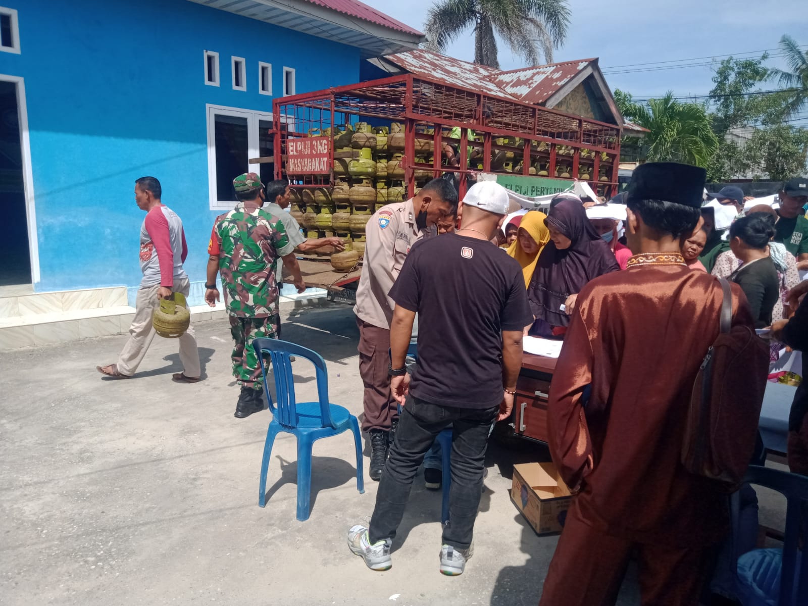 Serma Sukardi Dampingi Pelaksanaan Operasi Pasar Gas 3 Kg