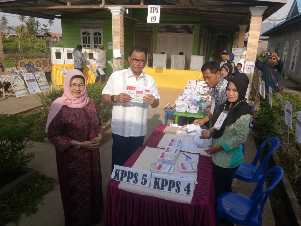 Bupati Rohil Dan Istri Nyoblos di TPS 19 Bagan Timur