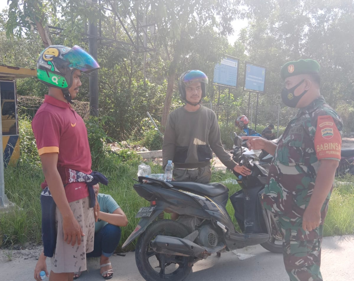 Sertu Mahyudin Laksanakan Sosialisasi Pencegahan Covid-19 di Jalan Roro Dumai