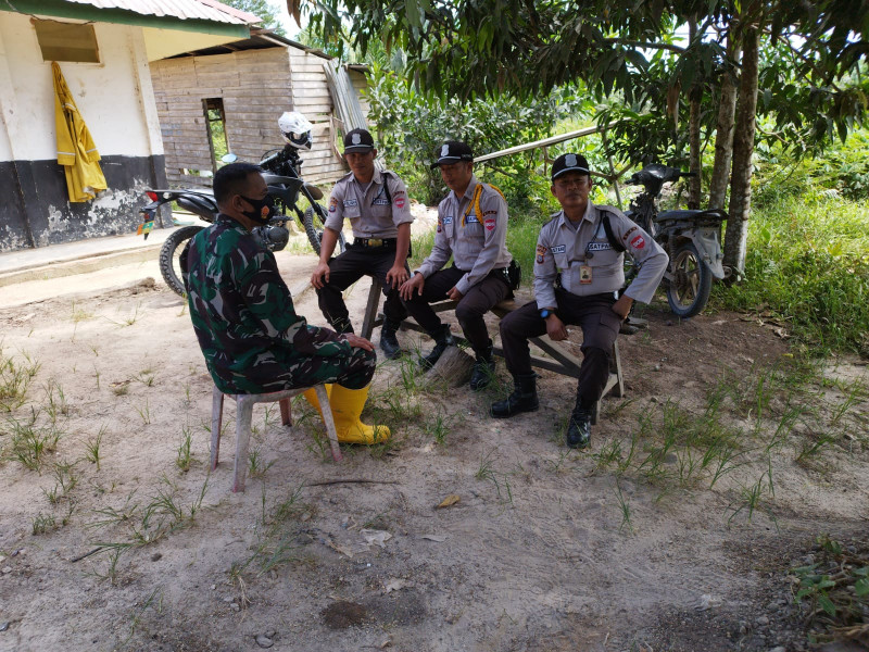 Babinsa Batu Tritip Temui Masyarakat dan Berikan Sosialisasi
