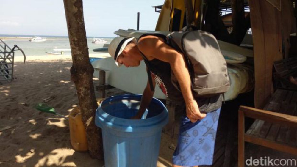 Biar Hemat, Bule Ini Mengais Makanan dari Tong Sampah di Bali