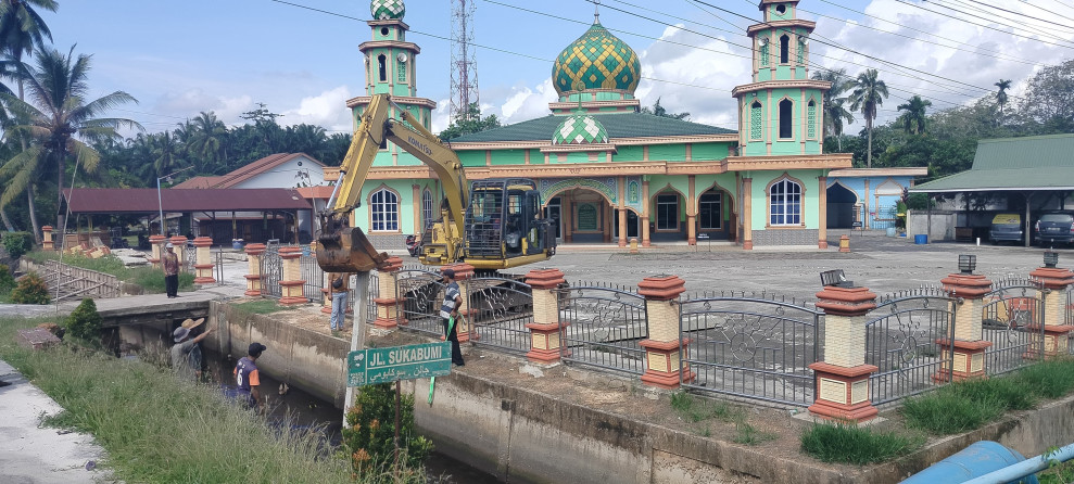 Apical Kembali Memperbaiki Turap Untuk Cegah Banjir