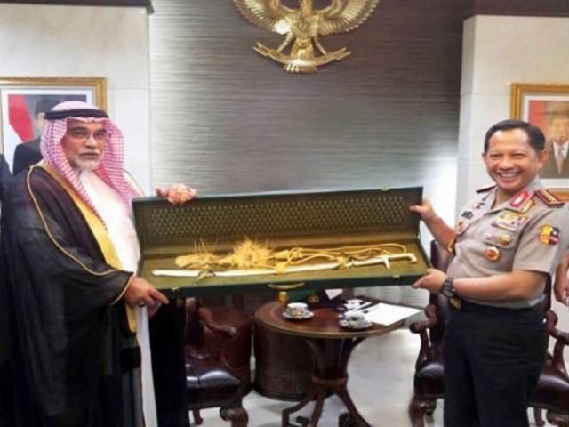 Kapolri Diberi Hadiah Pedang Berlapis Emas dari Raja Salman