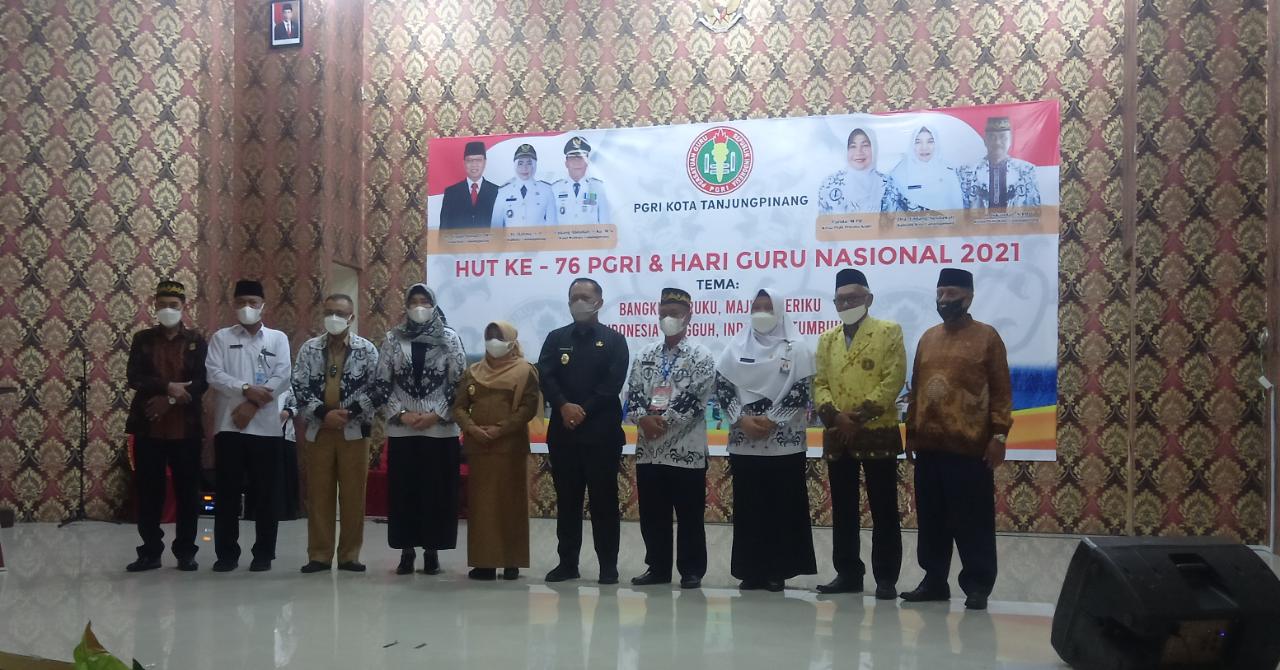 Walikota Tanjungpinang Hadiri HUT ke 76 PGRI di SMPN 4