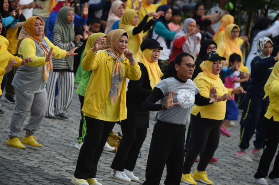 Dewi Ansar Ikut Senam Sehat dan Gotong Royong Bersama Masyarakat Tanjungpinang