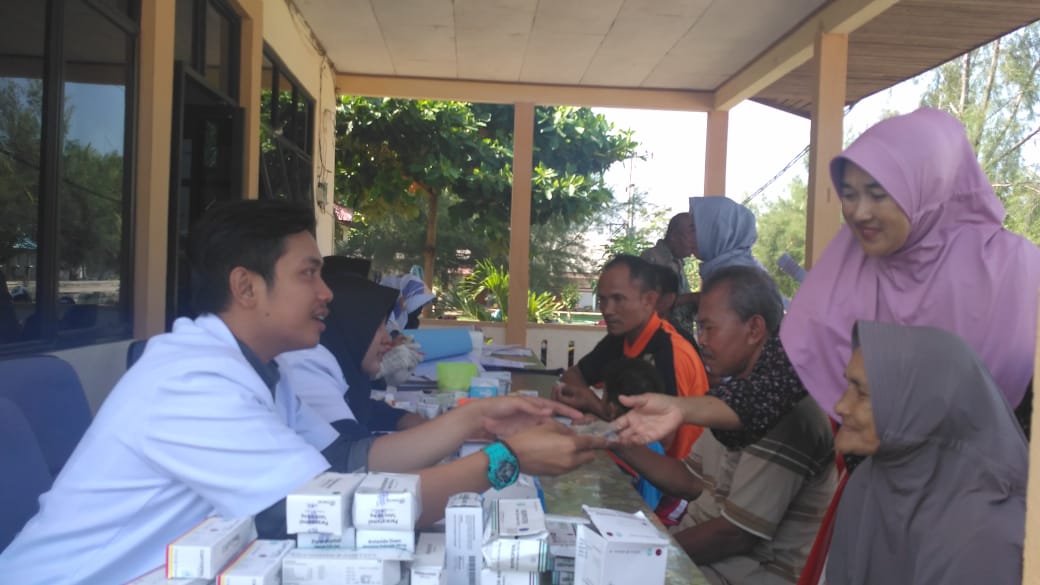 Pedagang dan Masyarakat di Pantai Selatbaru Diperiksa Kesehatan Gratis