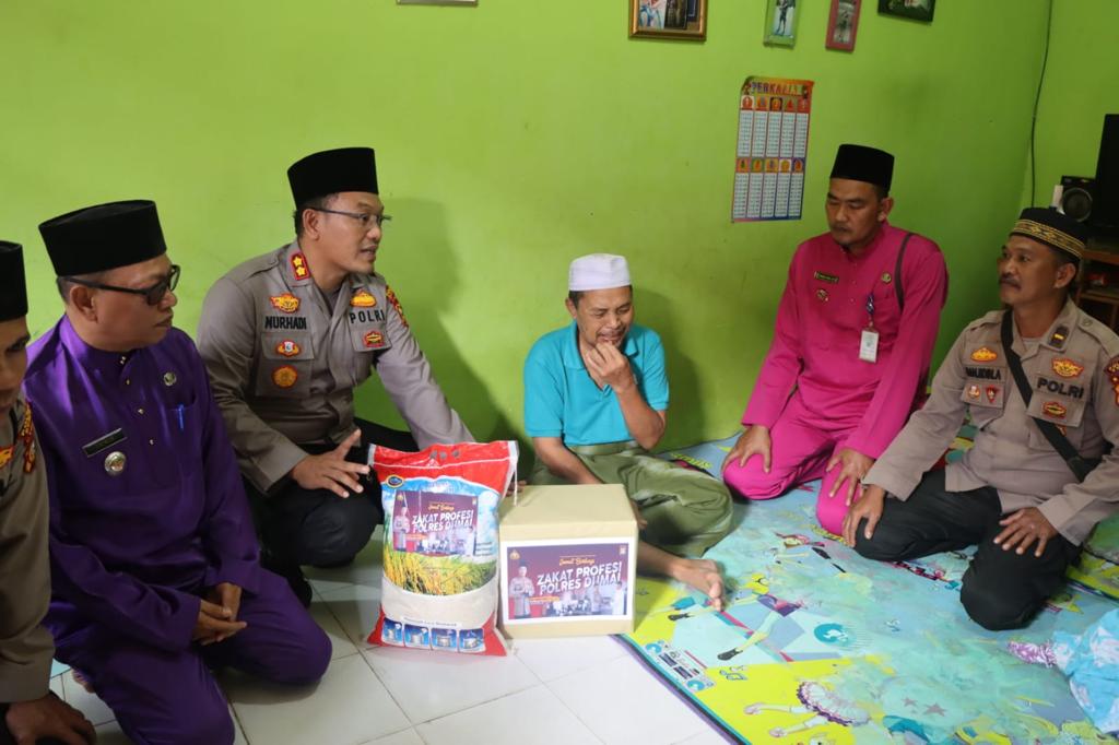 Kapolres Dumai Serahkan Zakat Profesi ke Masyarakat Jayamukti