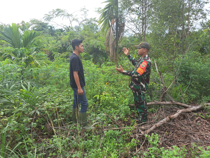 Tindak Lanjut Patroli Karhutla, Babinsa Himbau Warga RT 5 Hindari Pembakaran Lahan