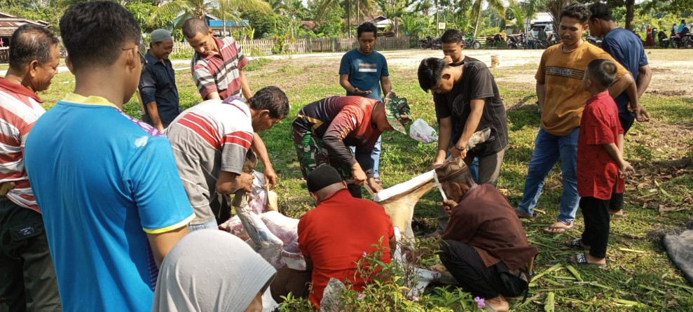 Terapkan Prokes, Babinsa Koramil 06 Merbau dan Pengurus Mesjid Laksanakan Pemotongan Qurban