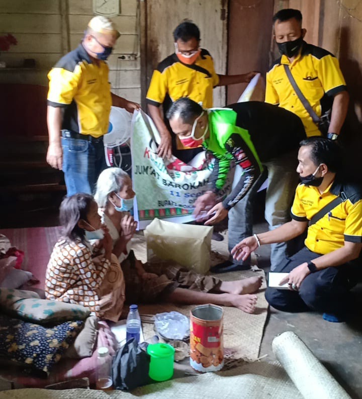 KWACI Rohil Salurkan 30 Paket Sembako Dan Masker Ke Kaum Dhuafa Di Kecamatan Tanah Putih