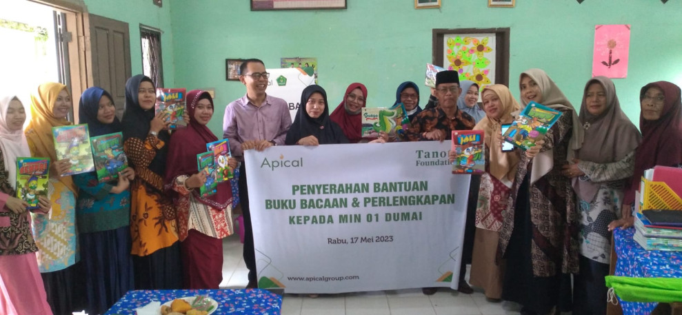 Apical Bersama Tanoto Foundation Serahkan Bantuan Buku Untuk Pelajar di Kelurahan Lubuk Gaung
