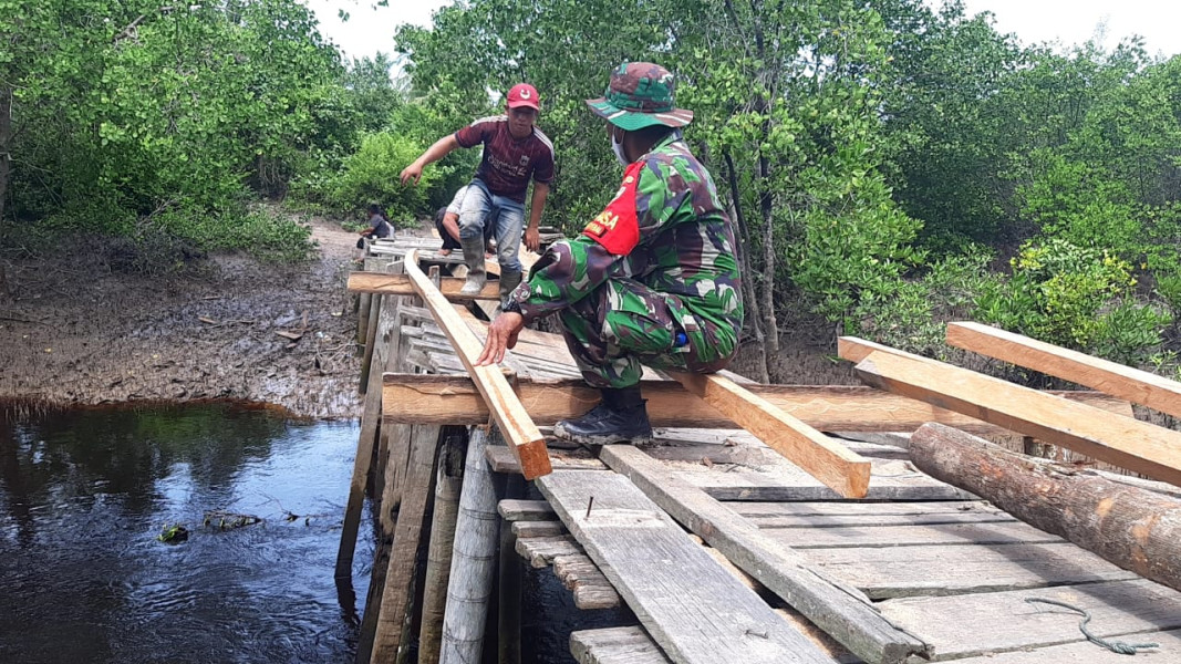 Serka Khorianto dan Masyarakat Bergotong Royong Perbaiki Akses Jalan