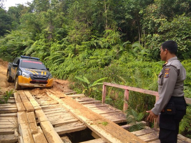 Desa Lubuk Bigau yang Terisolir Karena Banjir, Polisi Kirim Bantuan Sembako
