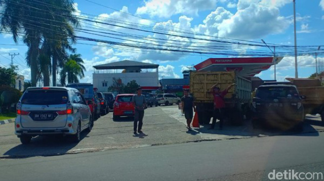 Harga BBM Naik, Antrean Kendaraan Mengular di SPBU Jambi