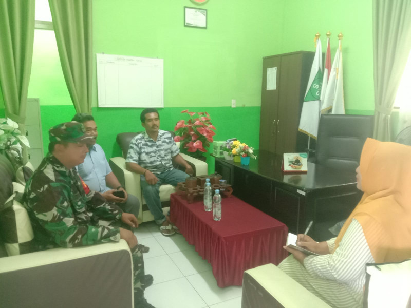 Babinsa Teluk Makmur Bantu Orang Tua Murid Kurang Mampu Dapatkan Keringanan Biaya Sekolah