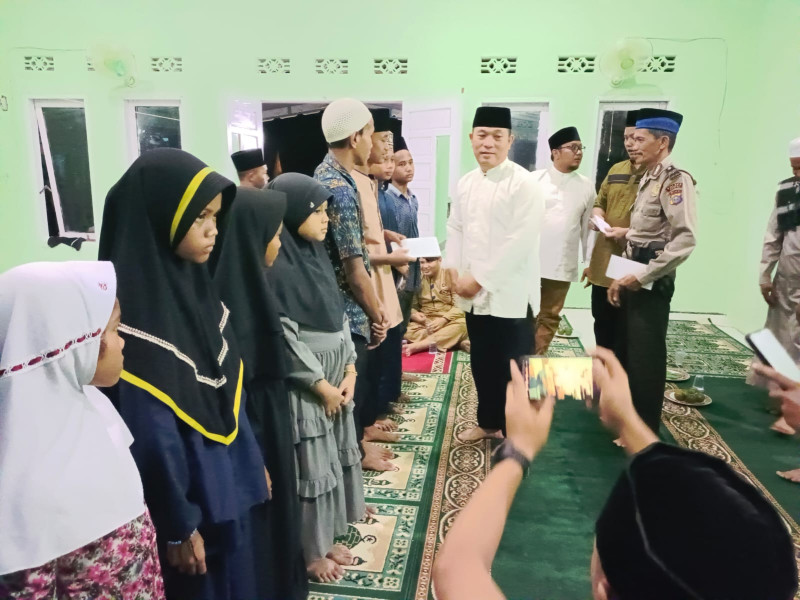 Kapten Arh M.I Daulay Menyerahkan Bantuan Untuk Masyarakat