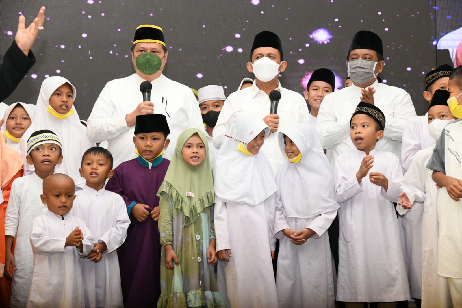 Ansar Dampingi Airlangga  Buka Bersama 1800 Anak Yatim Piatu 