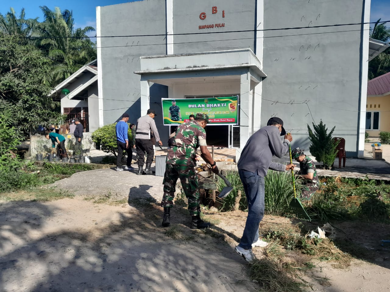 Koramil 03 Bersihkan Gereja Dalam Rangka Bulan Bhakti