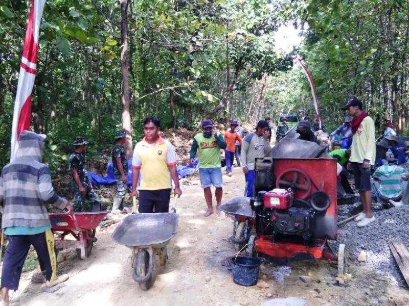 Satgas TMMD ke 101 TNI Polri bersama Melanjutkan Pengecoran Jalan
