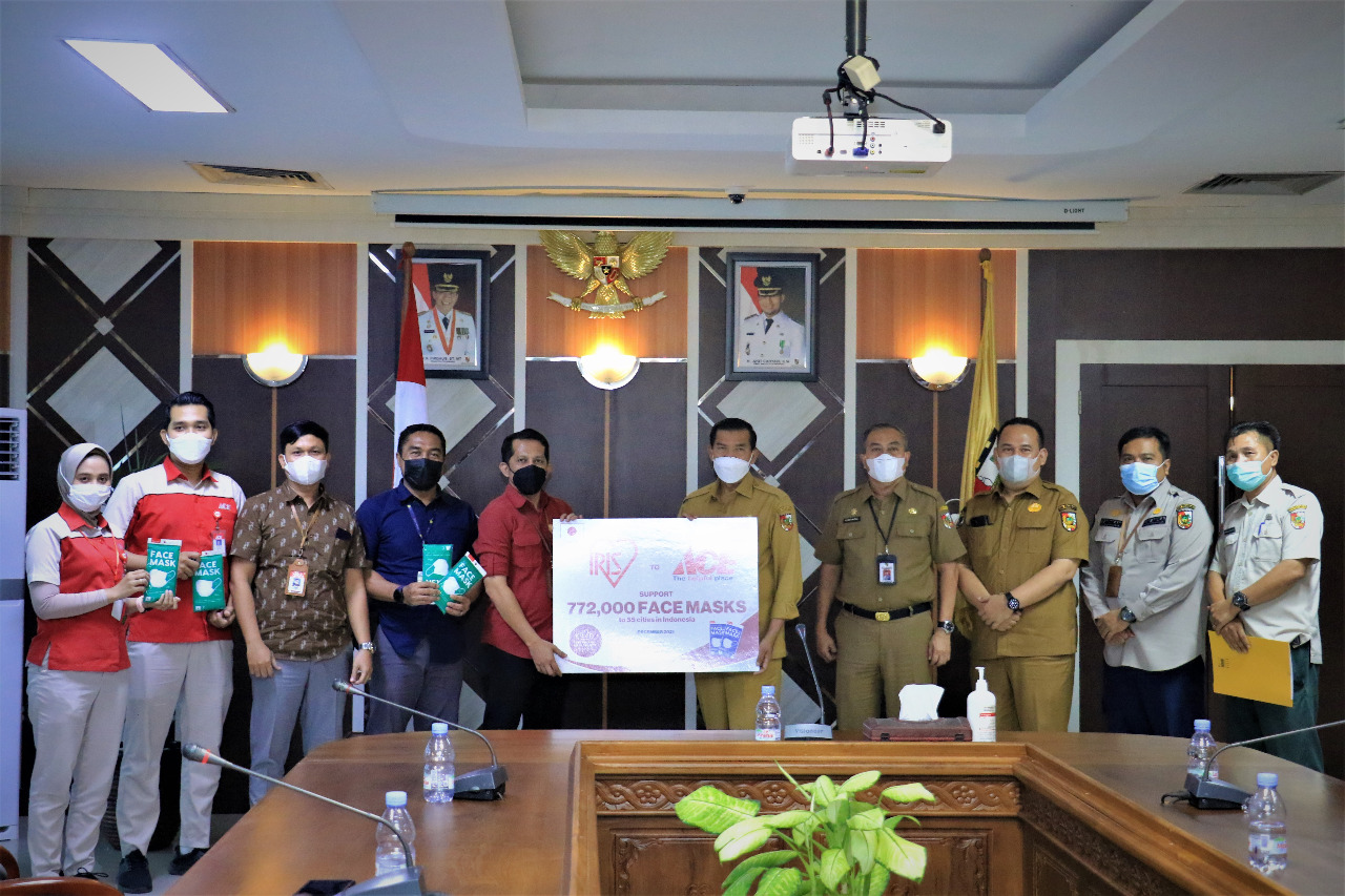 Kawan Lama Foundation Serahkan  15.120 Pcs Masker Medis