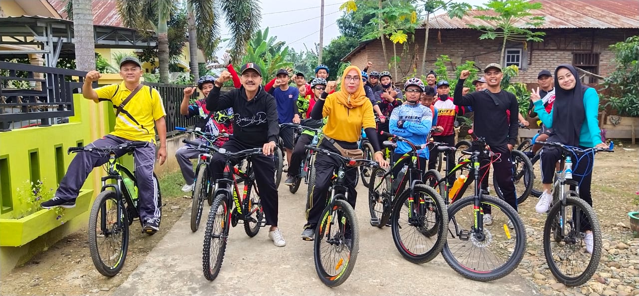 Bersama Warga, Lurah Aek Paing Jaga Kebugaran Tubuh dengan Bersepeda