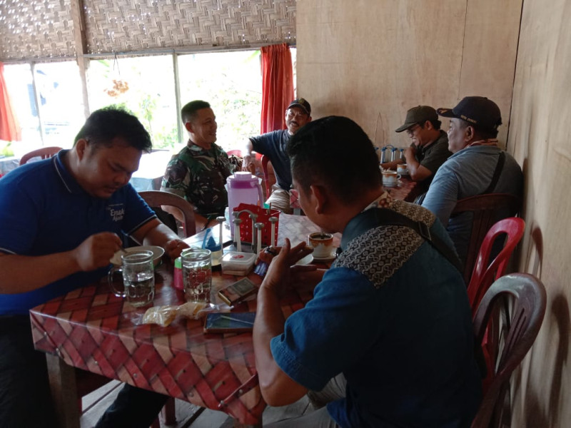 Jaga Keamanan dan Ketertiban Wilayah, Babinsa Koramil 03 Melaksanakan Komsos