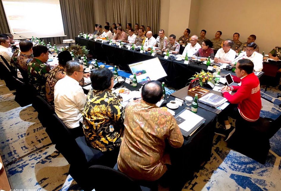 Jokowi Ingatkan Perangkat Negara Solid Dalam Penanganan Karhutla di Riau