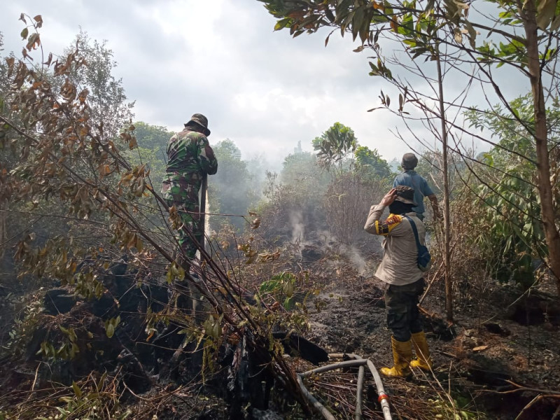 Patroli Karhutla, Babinsa Teluk Makmur Gencar Lakukan Pendinginan di RT 06