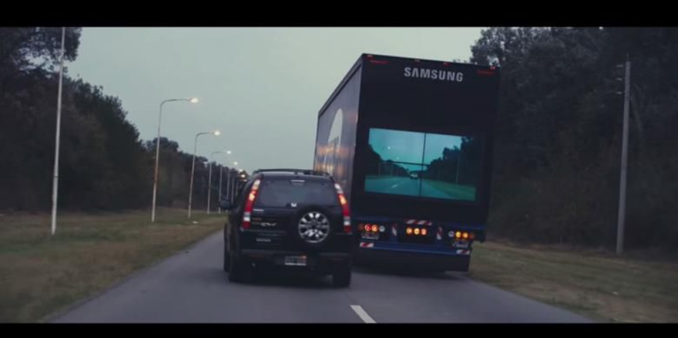 Layar Samsung Dipakai Truk Volvo untuk Mencegah Kecelakaan