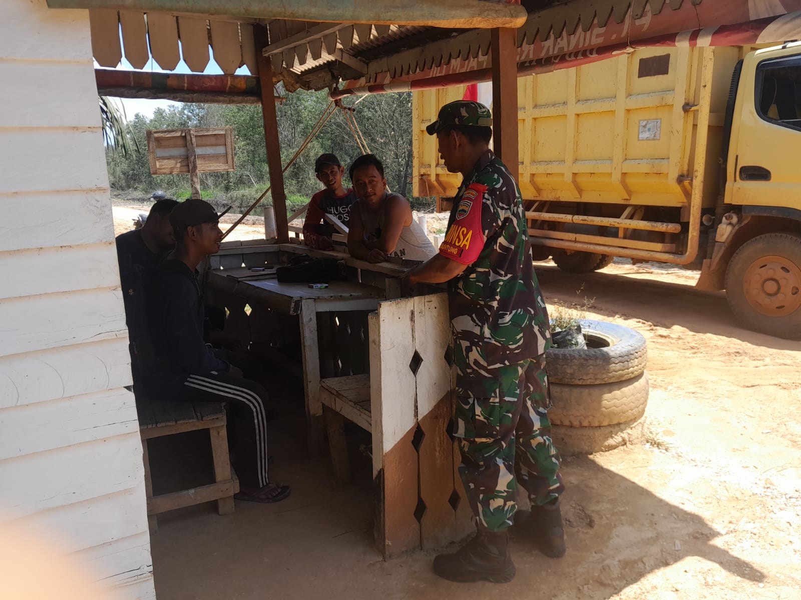 Patroli dan Sosialisasi Cegah Karhutla Oleh Babinsa PWK 04