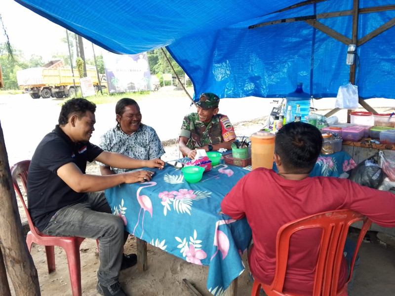 Babinsa Sertu Nono.S Gelar Komsos Bersama Pedagang Jalanan di Kelurahan Bukit Batrem