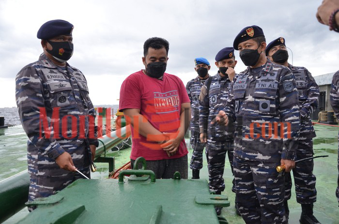 TNI AL Tangkap Kapal Tongkang Selundupkan Minyak Kelapa Sawit di Bengkalis