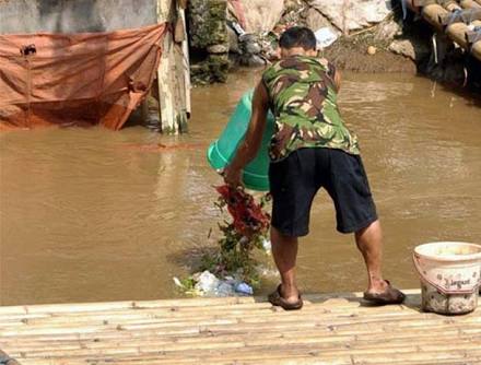 Miris..!! Karena Tak Pernah Dijamah, Masyarakat Tembilahan Buang Sampah ke Sungai