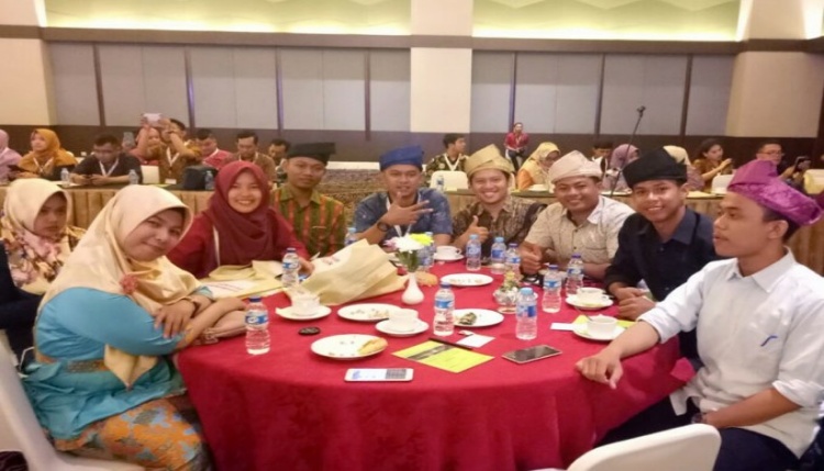 Populerkan Bertanjak, Mahasiswa Riau Jadi Pusat Perhatian di Konvensi Perhumas di Bogor