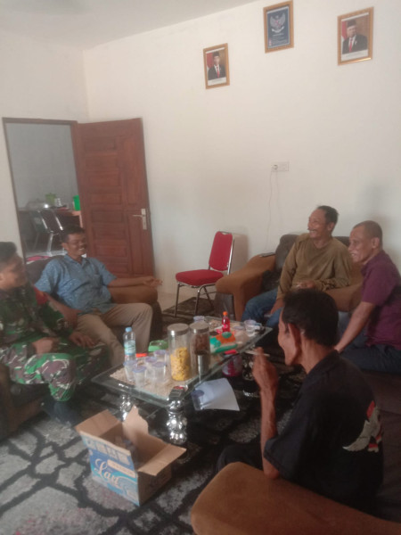 Sertu Afnal Melaksanakan Komsos Untuk Mencegah Tindak Kejahatan