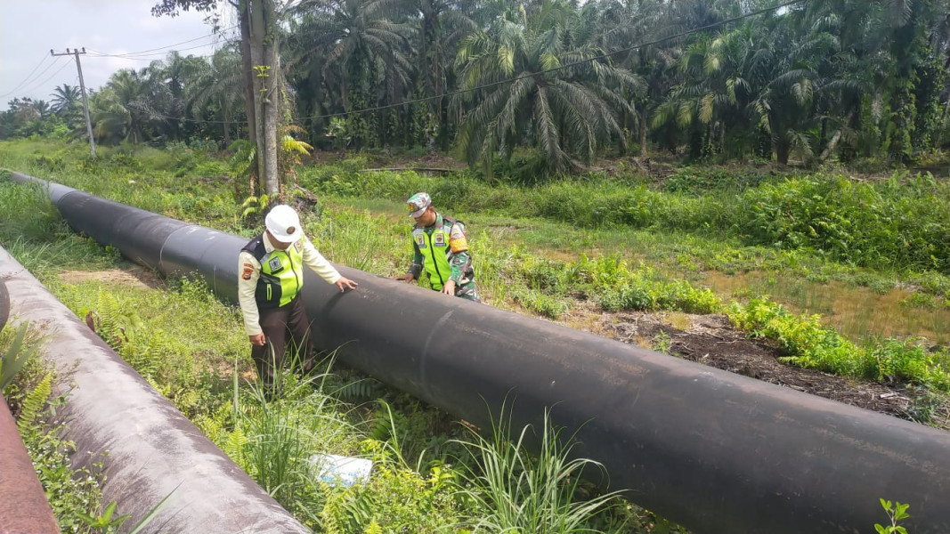 Serda Iwan Sahputra Gelar Patroli Keamanan di Pipa Saluran Minyak PT Pertamina