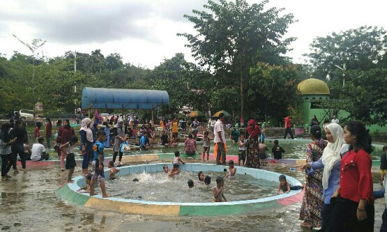 Masjid Agung dan Air Panas Hapanasan Rohul Diserbu Warga