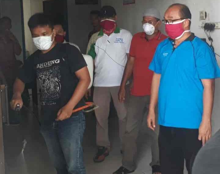Dinas Pendidikan Labuhanbatu Semprotkan Disinfektan di Seluruh Ruangan Kantor
