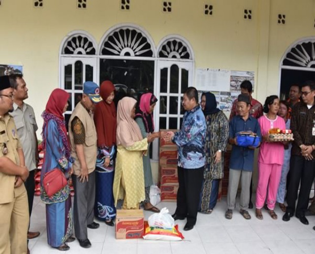 Bupati Serahkan Bantuan Korban Banjir Desa Bumbung