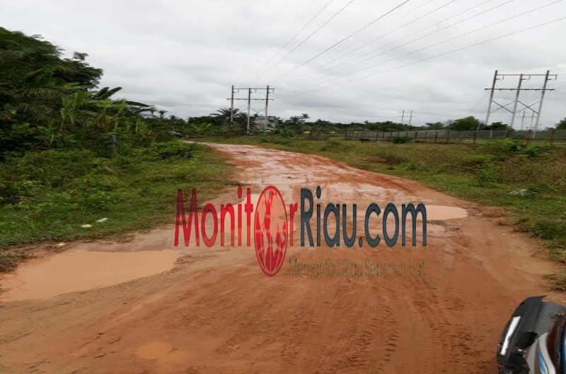 Akses Jalan menuju SDN 26 Air Jamban Duri rusak parah