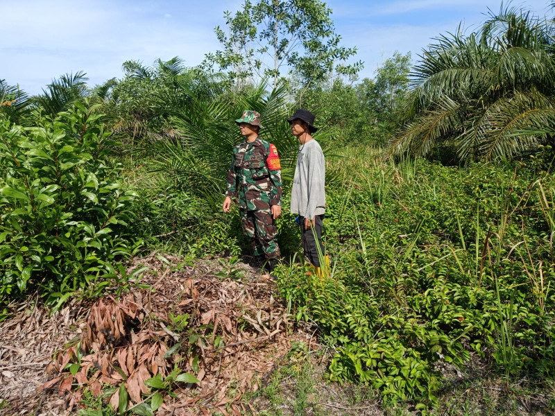 Sertu Bobby Jelaskan ke Masyarakat Terkait Pencegahan Karhutla