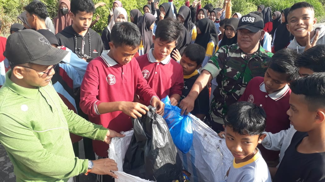 Pelda Albiker Ajarkan Pelajar Nilai-nilai Pancasila Dengan Mengutip Sampah