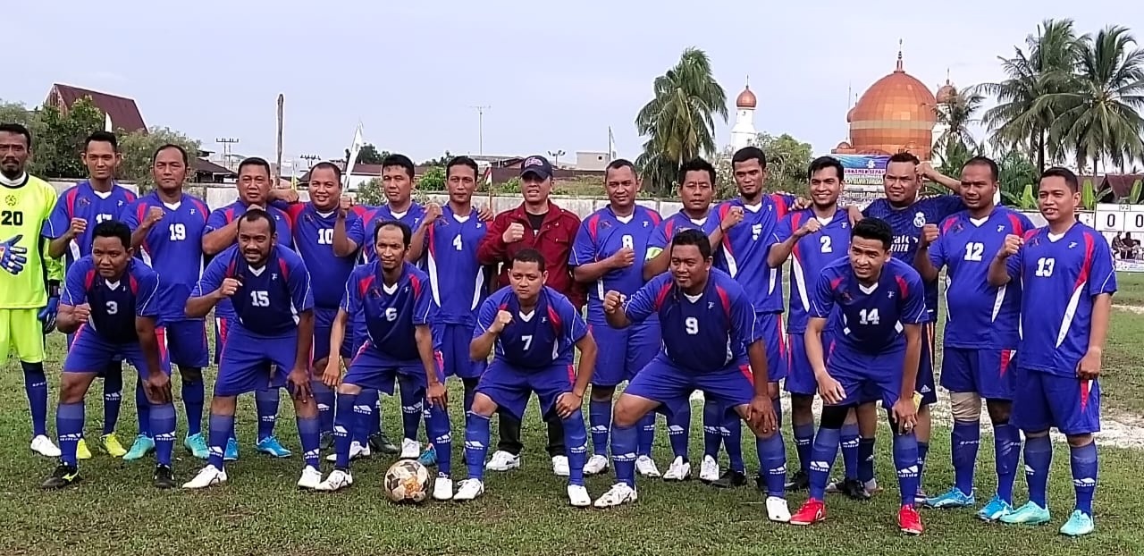 Piala Bupati Rohil, Tim Dinas Kominfotiks Berhadapan Dengan Tim Kesebelasan Sat Pol PP