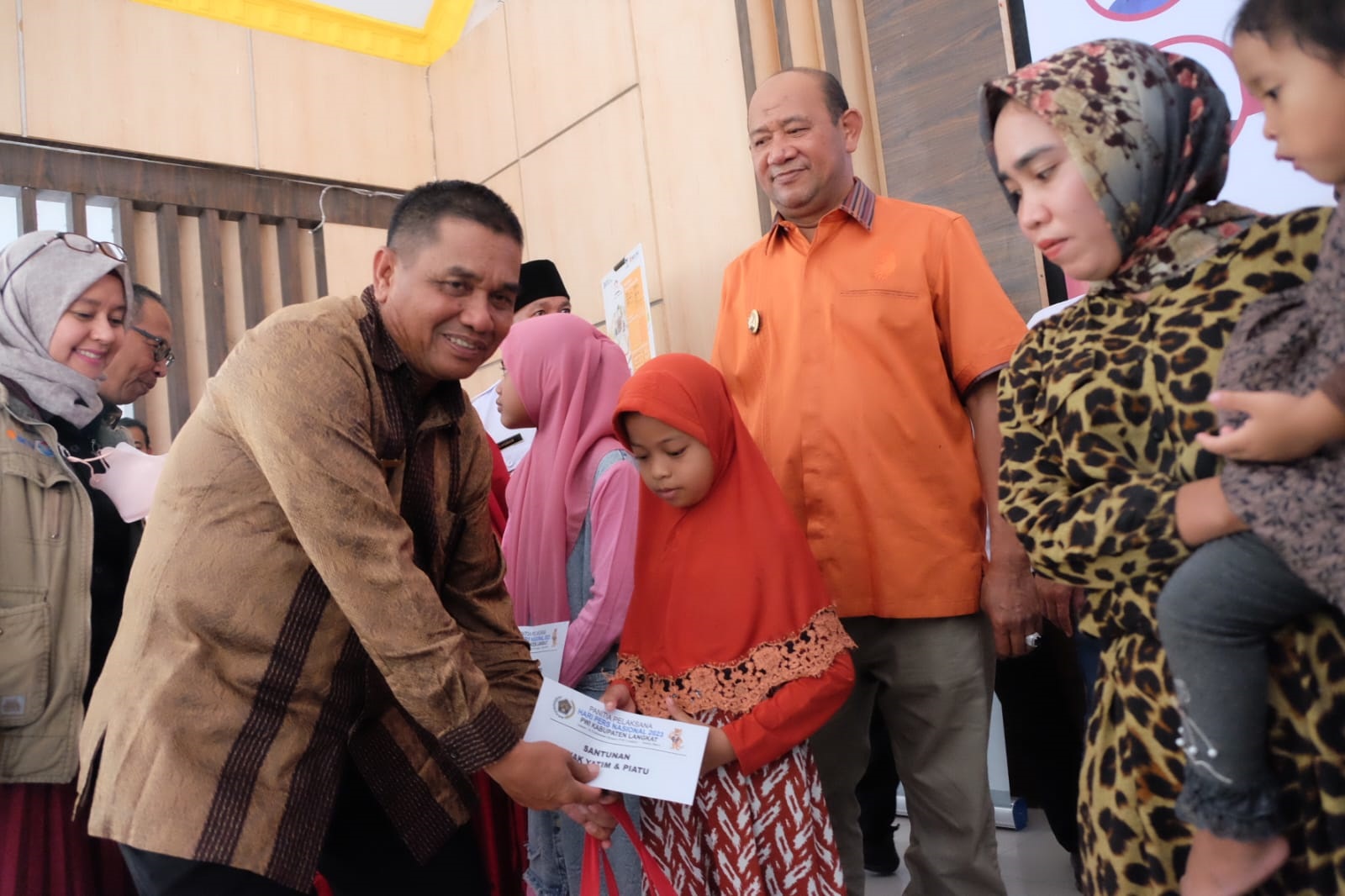 Bakti Sosial HPN 2023 : Bulog Salurkan Bantuan Beras untuk Pencegahan Stunting