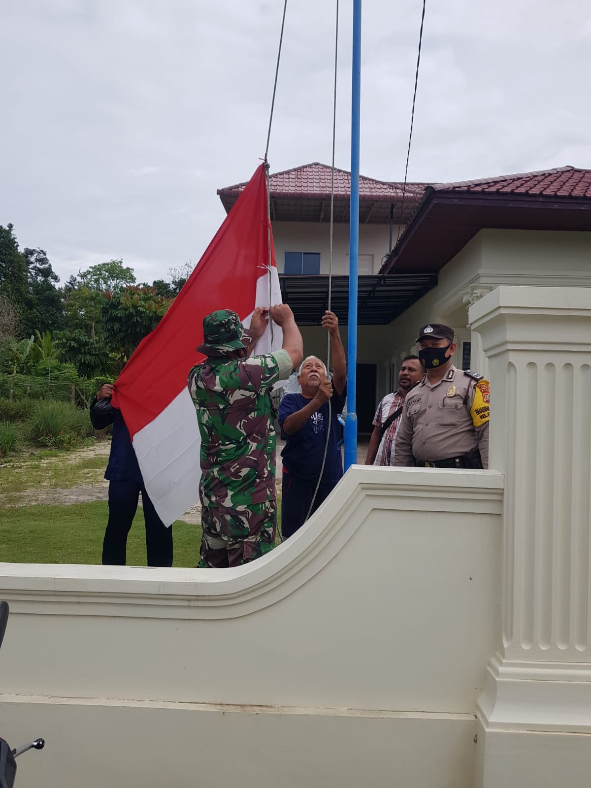 Jelang HUT RI, Serda Roni Sandra Himbau Masyarakat Pasang Bendera